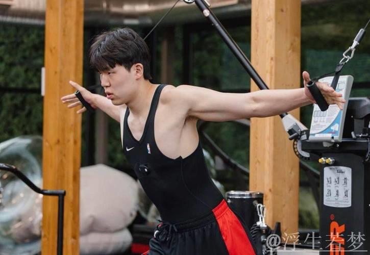 杨瀚森社交平台晒赛场生活照并写道：十二月